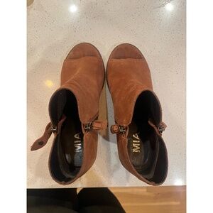 MIA Nikole Suede booties with cutout toe, size 10